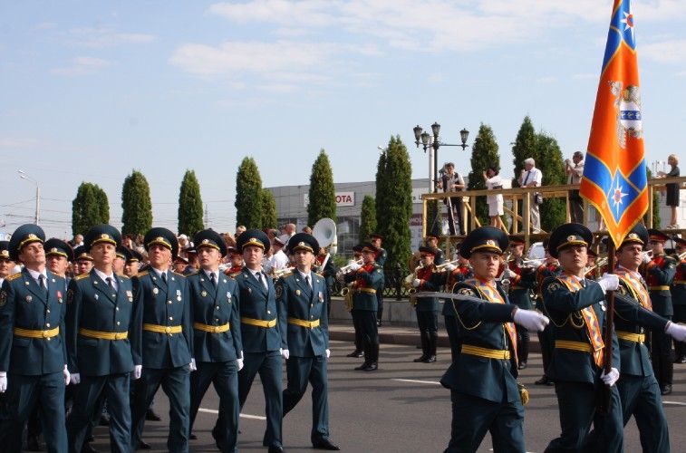 Курские войска. Курский территориальный Гарнизон. Тренировка парада Курск. Парад на 9 мая в Курске МЧС. Виды войск в Курской области.